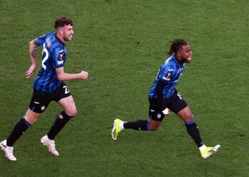 Ademola Lookman (à d.)