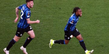Ademola Lookman (à d.)