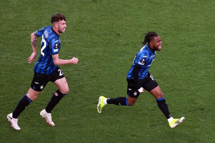 Ademola Lookman (à d.)