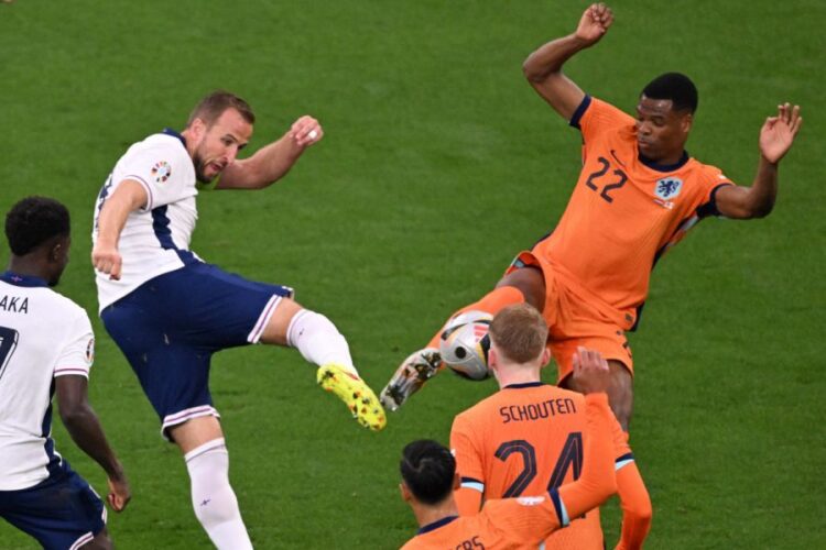 Harry Kane et Denzel Dumfries (22)