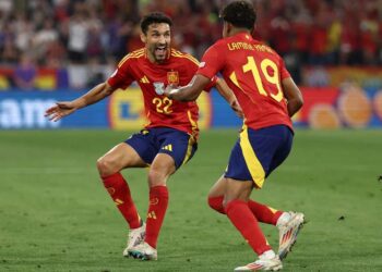 Jesus Navas et Lamine Yamal (à d.)