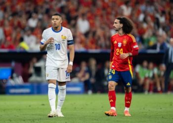 Kylian Mbappé (10) et Marc Cucurella