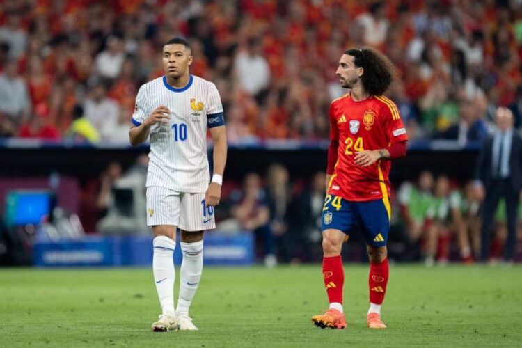 Kylian Mbappé (10) et Marc Cucurella