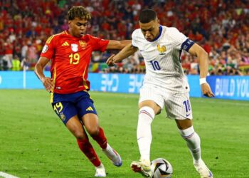 Lamine Yamal et Kylian Mbappé (à d.)