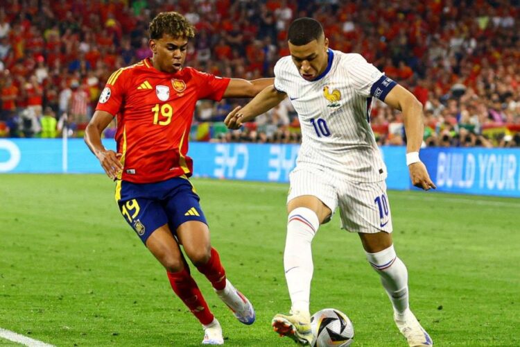 Lamine Yamal et Kylian Mbappé (à d.)