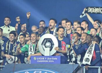 Le PSG avec le trophée de champion de Ligue 1