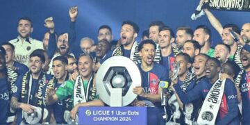 Le PSG avec le trophée de champion de Ligue 1