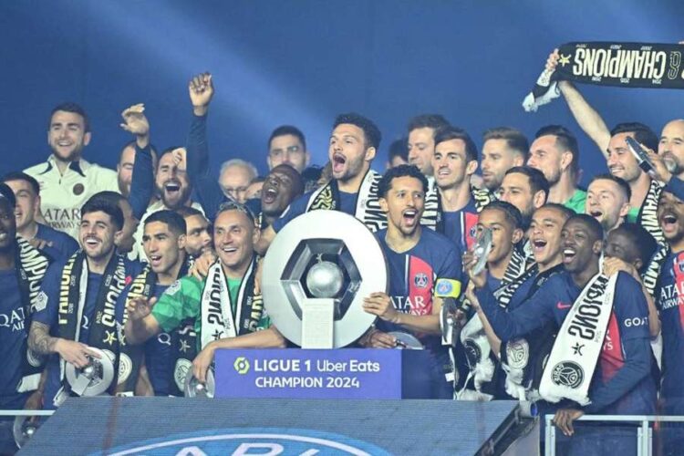Le PSG avec le trophée de champion de Ligue 1