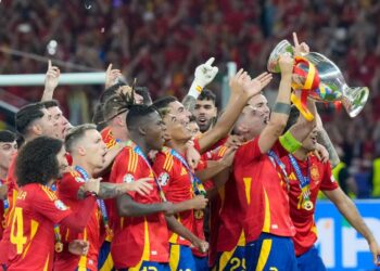 Les joueures de l'équipe d'Espagne avec le trophée de l'Euro