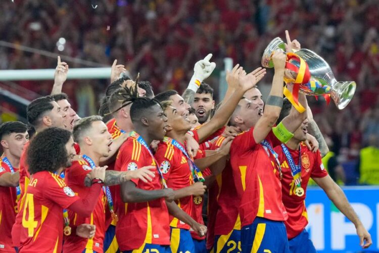 Les joueures de l'équipe d'Espagne avec le trophée de l'Euro