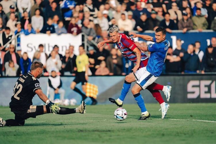 Orri Óskarsson (c.) ouvre le score contre Lyngby