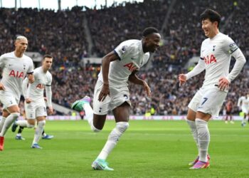 Pape Matar Sarr et Heung-min Son (à d.)