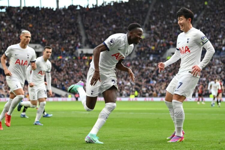 Pape Matar Sarr et Heung-min Son (à d.)