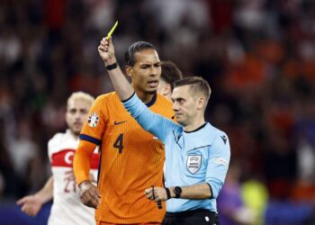 Virgil van Dijk et l'arbitre français Clément Turpin
