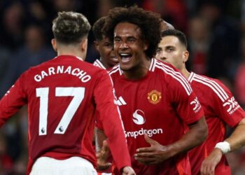 Joshua Zirkzee (à d.)