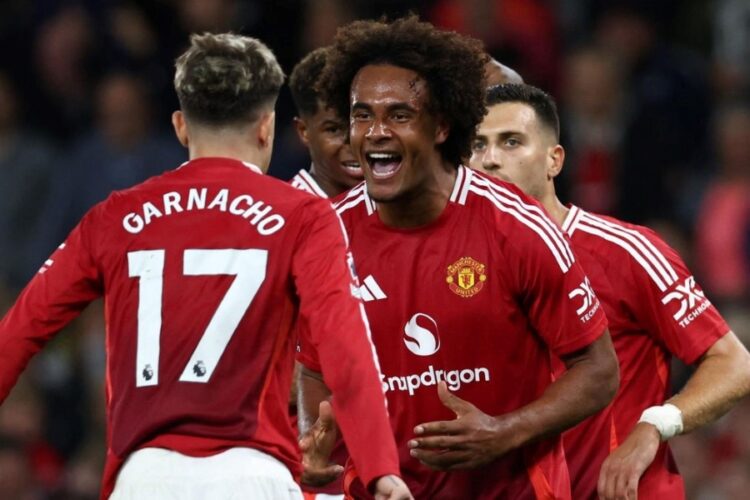 Joshua Zirkzee (à d.)