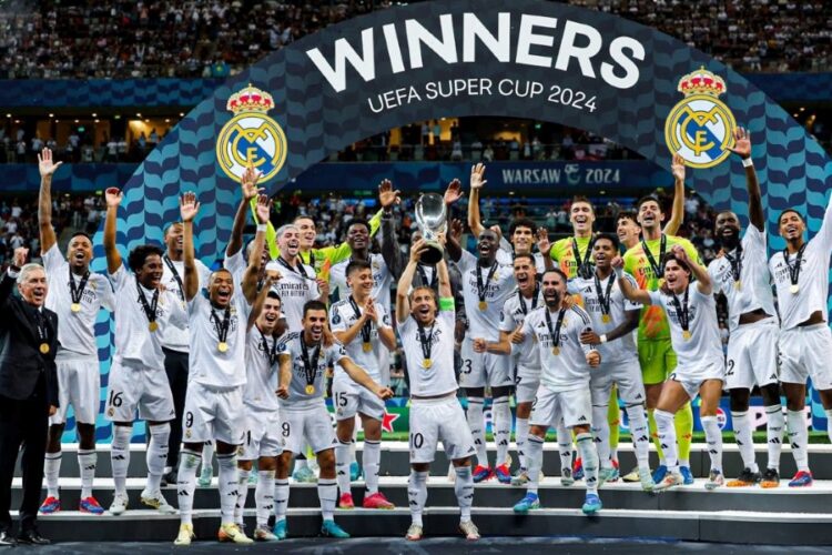 Le Real Madrid avec la Supercoupe de l'UEFA