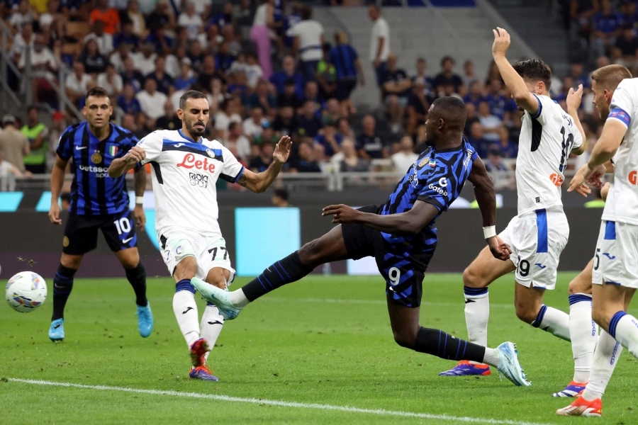 Marcus Thuram (9) marque contre l'Atalanta