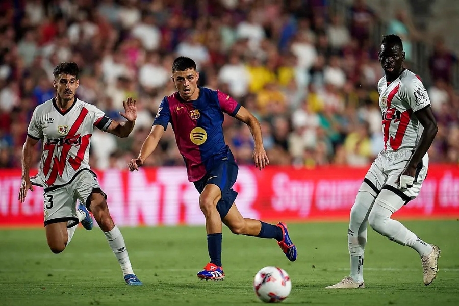 Pedri (c.) en match face à Rayo Vallecano