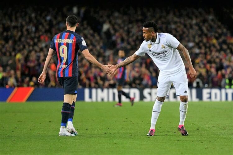 Robert Lewandowski (9) et Eder Militao