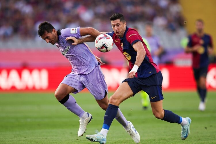 Robert Lewandowski (à d.)