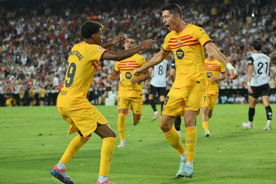 Robert Lewandowski (à d.) et Lamine Yamal