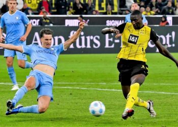 Serhou Guirassy (à d.) face à Bochum