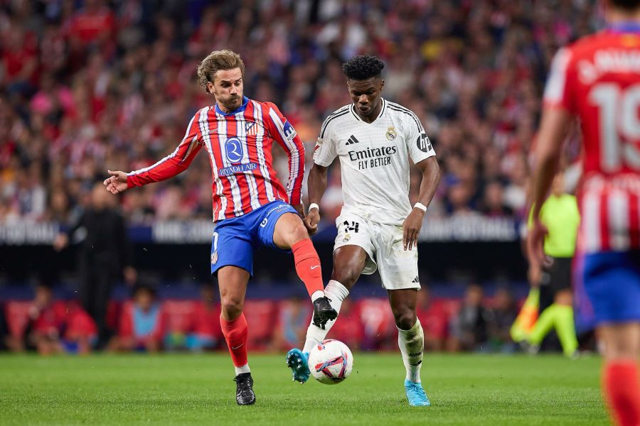 Antoine Griezmann (à g.) et Aurelien Tchouameni en match Atletico vs Real (1-1)