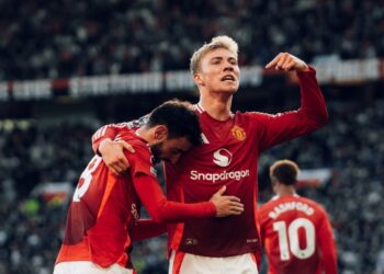 Rasmus Hojlund (à d.) et Bruno Fernandes