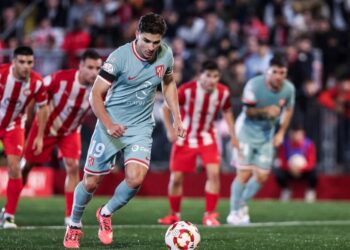 Julian Alvarez, l'attaquant de l'Atletico de Madrid, transforme le penalty face à l'UE Vic