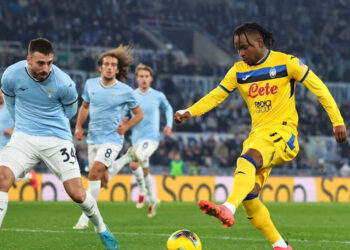 Ademola Lookman (à d.)