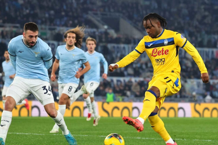 Ademola Lookman (à d.)