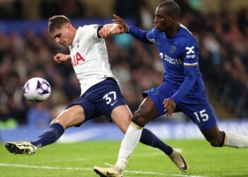 Nicolas Jackson, l'attaquant sénégalais du Chelsea FC (à d.), face à Tottenham