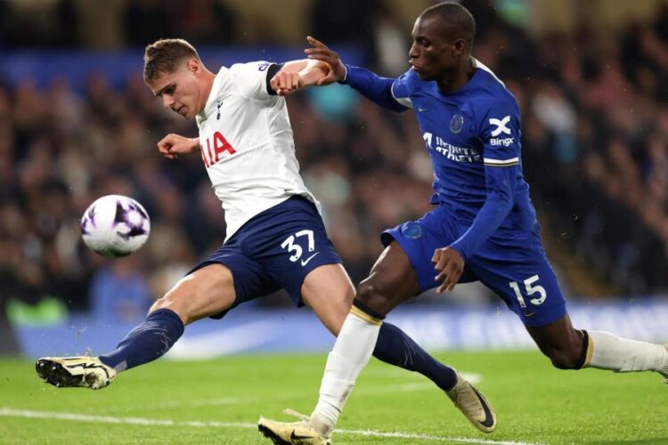 Nicolas Jackson, l'attaquant sénégalais du Chelsea FC (à d.), face à Tottenham